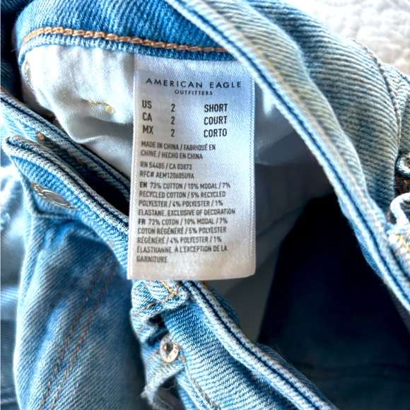 American Eagle high-waisted ripped mom jeans (SIZE 2 SHORT) - Picture 5 of 5